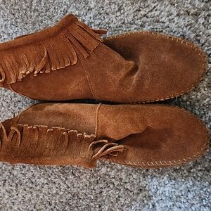 Minnetonka Tan Suede Fringe Moccasin Boots